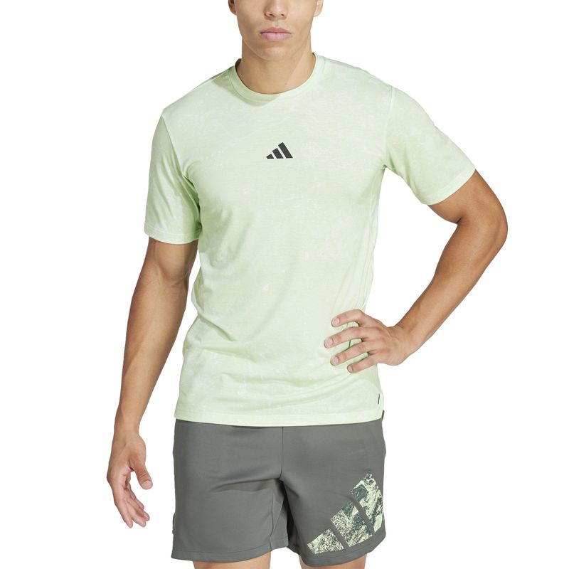 Camiseta-Manga-Corta-adidas-para-hombre-Wo-Pow-Tee-para-entrenamiento-color-verde.-Zoom-Frontal-Sobre-Modelo