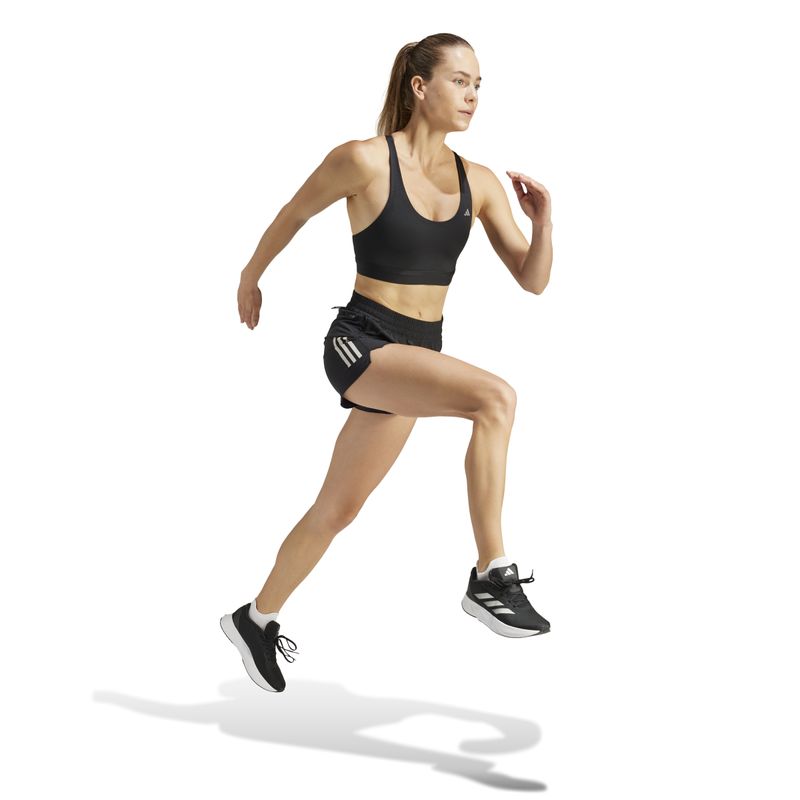 Pantaloneta-adidas-para-mujer-Otr-B-Short-para-correr-color-negro.-Modelo-En-Movimiento