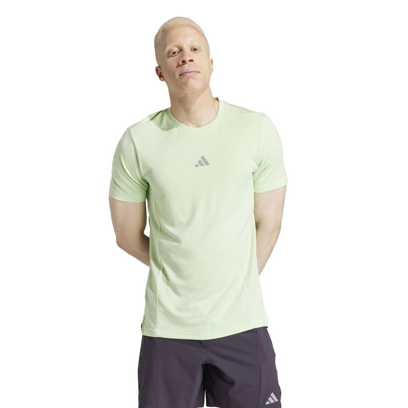 Camiseta-Manga-Corta-adidas-para-hombre-D4T-Hr-Tee-para-entrenamiento-color-verde.-Frente-Sobre-Modelo
