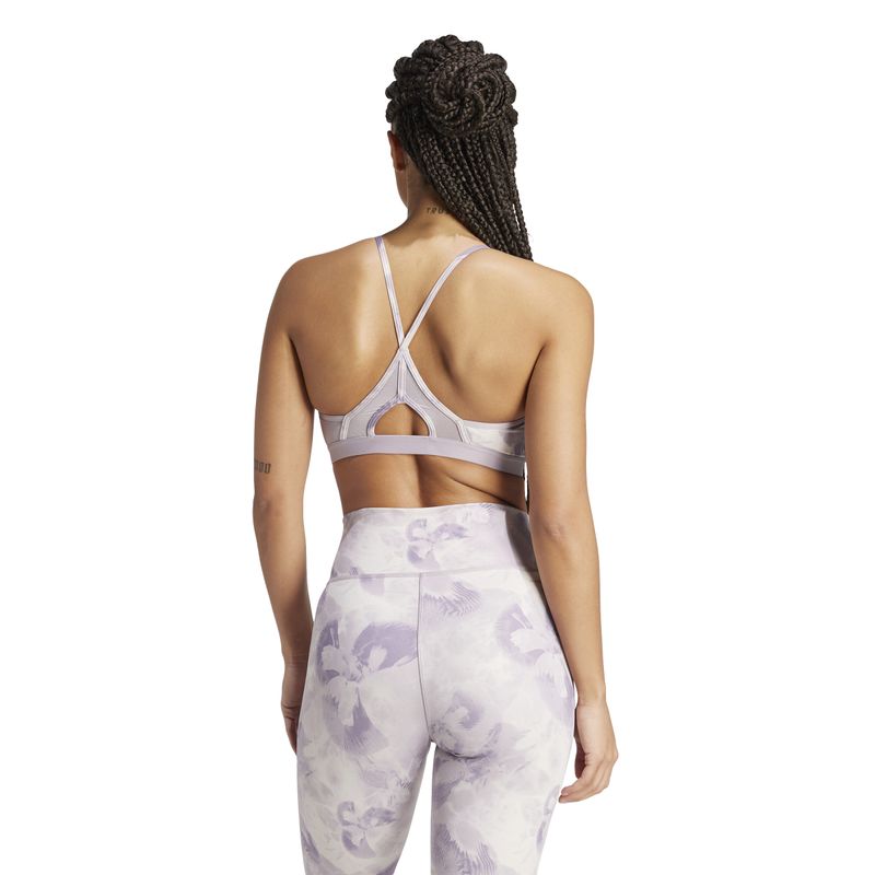 Top-adidas-para-mujer-Aer-Ls-Aop-Bra-para-entrenamiento-color-morado.-Reverso-Sobre-Modelo
