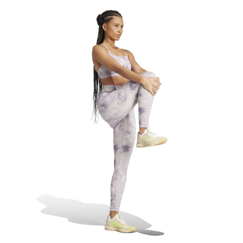 Top-adidas-para-mujer-Aer-Ls-Aop-Bra-para-entrenamiento-color-morado.-Modelo-En-Movimiento