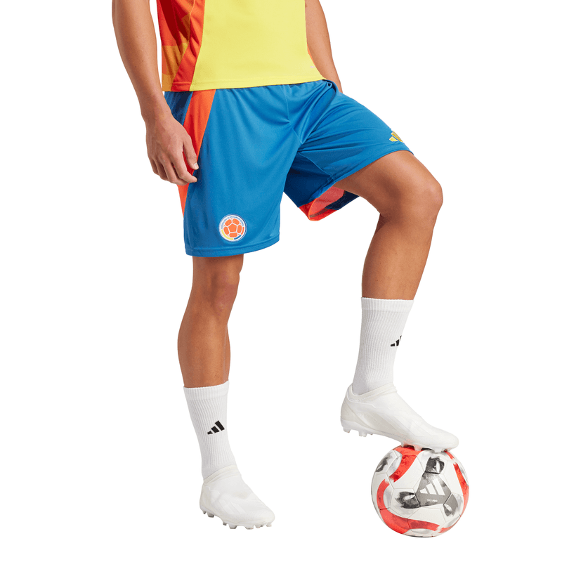 Pantaloneta-adidas-para-hombre-Fcf-H-Sho-para-futbol-color-azul.-Modelo-En-Movimiento
