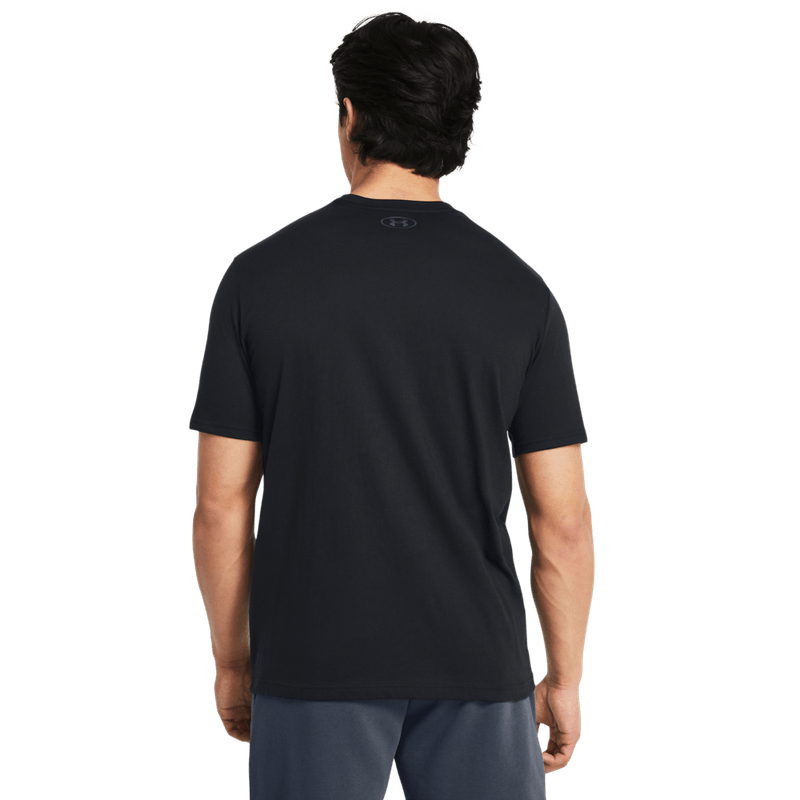 Camiseta-Manga-Corta-under-armour-para-hombre-Ua-Pjt-Rck-Payoff-Graphc-Ss-para-entrenamiento-color-negro.-Reverso-Sobre-Modelo