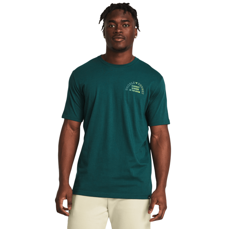 Camiseta-Manga-Corta-under-armour-para-hombre-Ua-Pjt-Rck-H-H-Graphc-Ss-para-entrenamiento-color-verde.-Frente-Sobre-Modelo