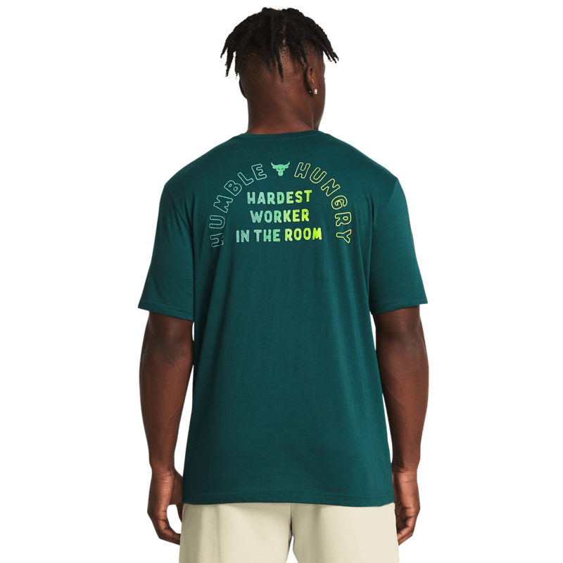 Camiseta-Manga-Corta-under-armour-para-hombre-Ua-Pjt-Rck-H-H-Graphc-Ss-para-entrenamiento-color-verde.-Reverso-Sobre-Modelo