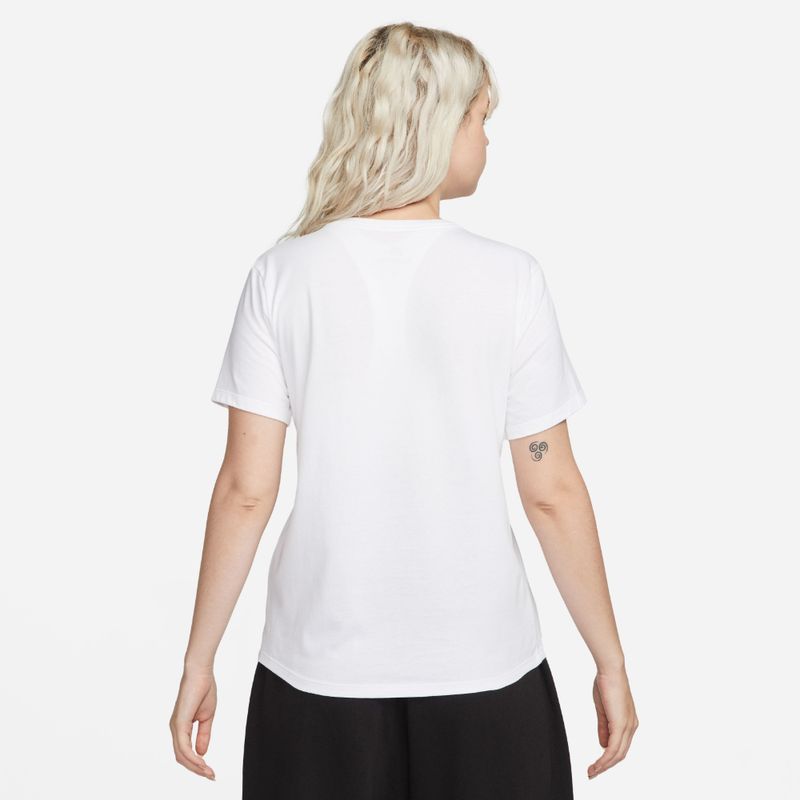 Camiseta-Manga-Corta-nike-para-mujer-W-Nsw-Tee-Club-para-moda-color-blanco.-Reverso-Sobre-Modelo
