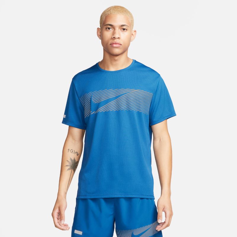 Camiseta-Manga-Corta-nike-para-hombre-M-Nk-Flash-Miler-Top-para-correr-color-azul.-Frente-Sobre-Modelo