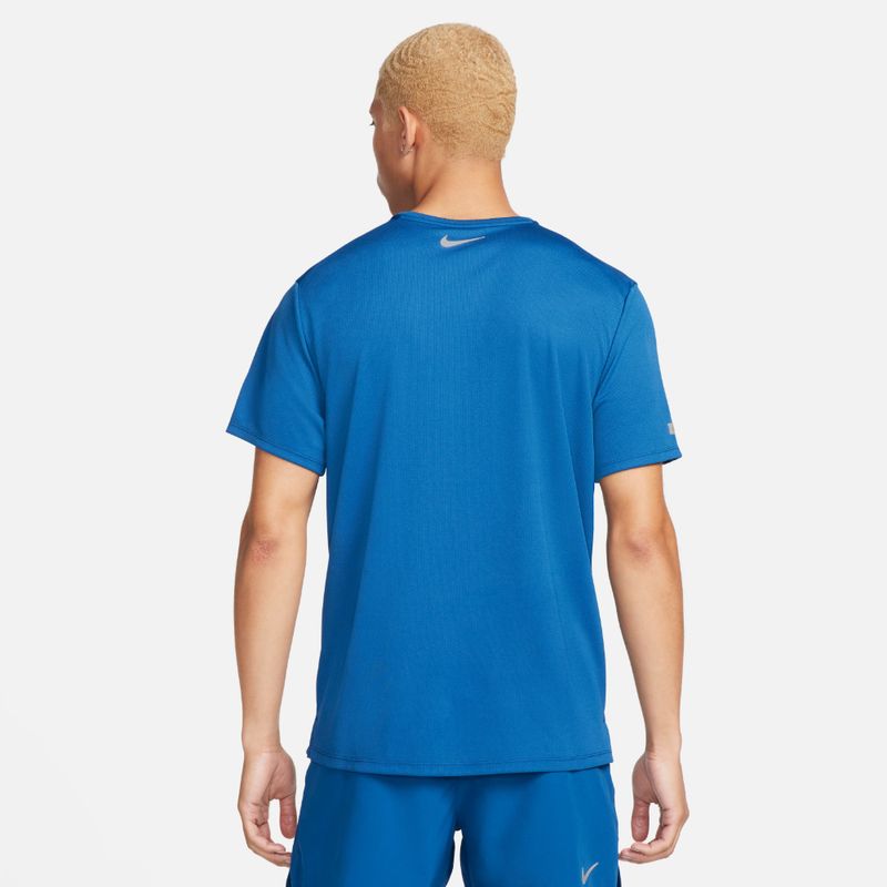 Camiseta-Manga-Corta-nike-para-hombre-M-Nk-Flash-Miler-Top-para-correr-color-azul.-Reverso-Sobre-Modelo