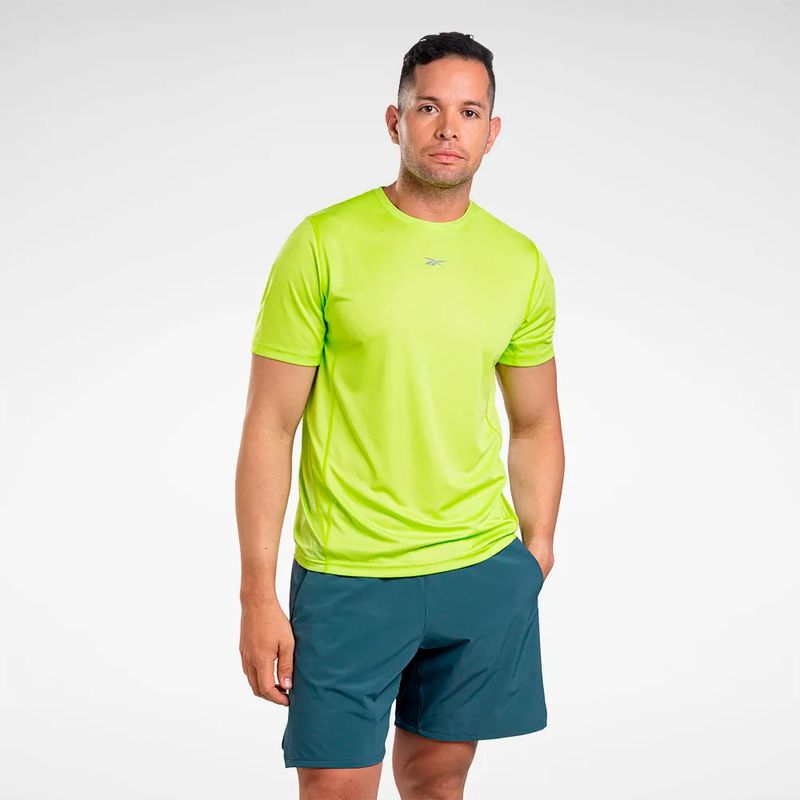 Camiseta-Manga-Corta-reebok-para-hombre-Running-Speedwick-T-Shirt-para-correr-color-verde.-Reverso-Sobre-Modelo