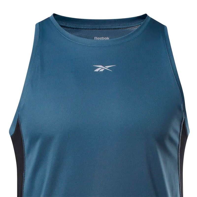 Camiseta-Manga-Sisa-reebok-para-hombre-Running-Speedwick-Singlet-para-correr-color-azul.-Reverso-Sobre-Modelo