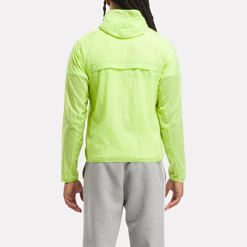 Chaqueta-reebok-para-hombre-Running-Jacket-para-correr-color-verde.-Reverso-Sobre-Modelo
