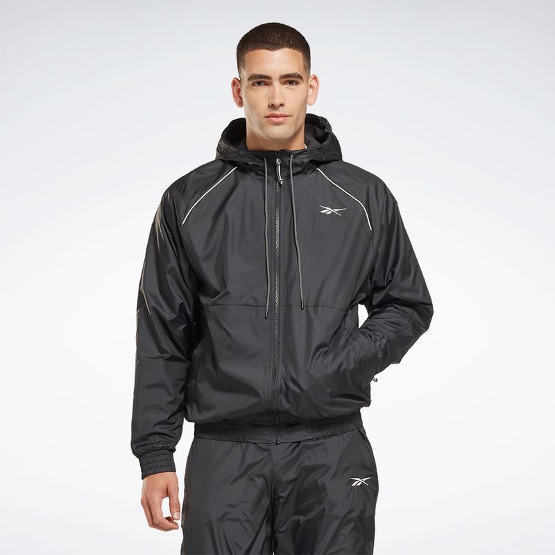 Chaqueta-reebok-para-hombre-Outerwear-Fleece-Lined-Jacket-para-outdoor-color-negro.-Frente-Sobre-Modelo