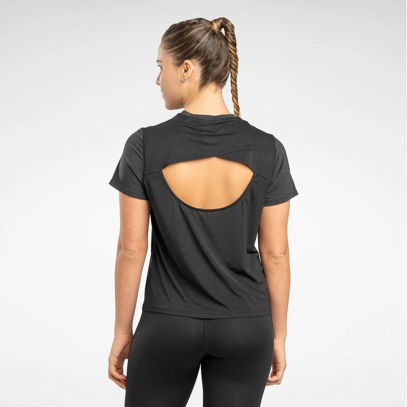 Camiseta-Manga-Corta-reebok-para-mujer-Rbk-Chill-Athletic-Tee-para-entrenamiento-color-negro.-Reverso-Sobre-Modelo