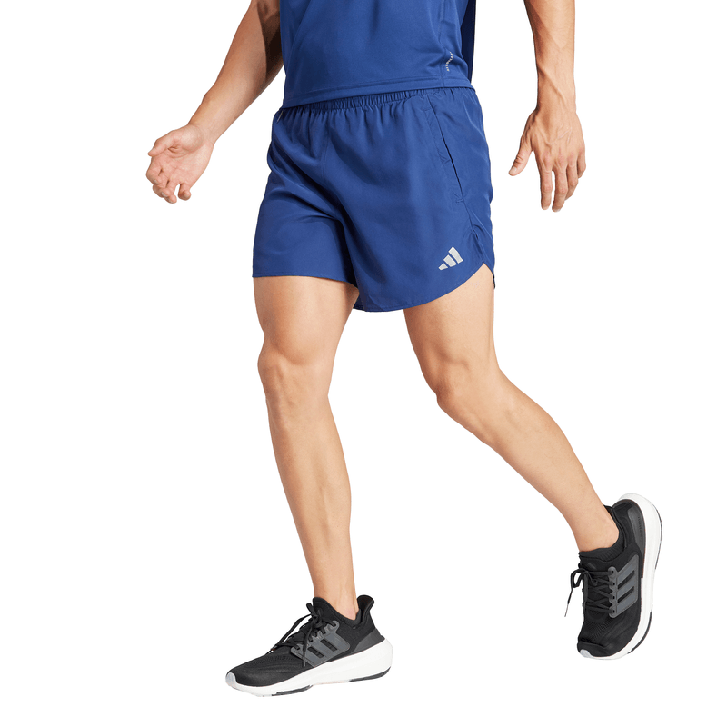 Pantaloneta-adidas-para-hombre-Run-It-Short-para-correr-color-azul.-Frente-Sobre-Modelo