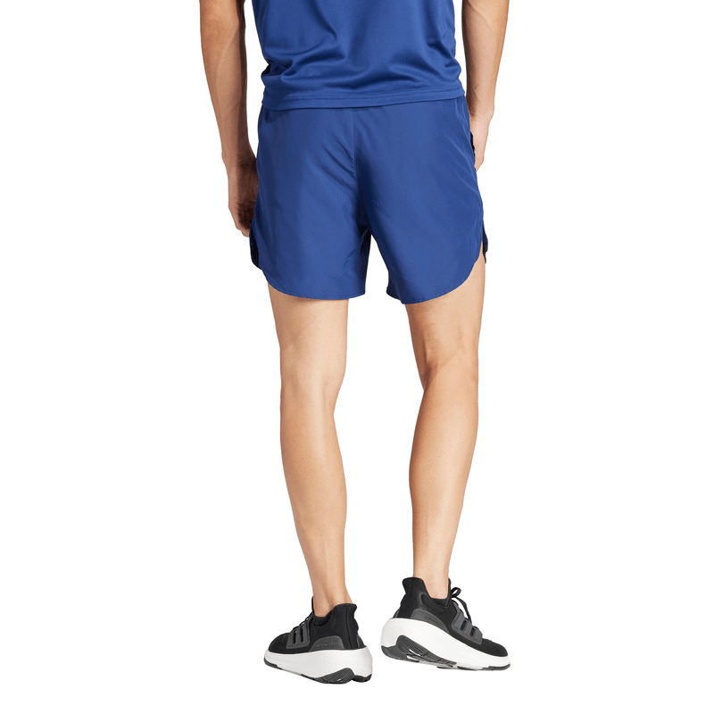 Pantaloneta-adidas-para-hombre-Run-It-Short-para-correr-color-azul.-Reverso-Sobre-Modelo