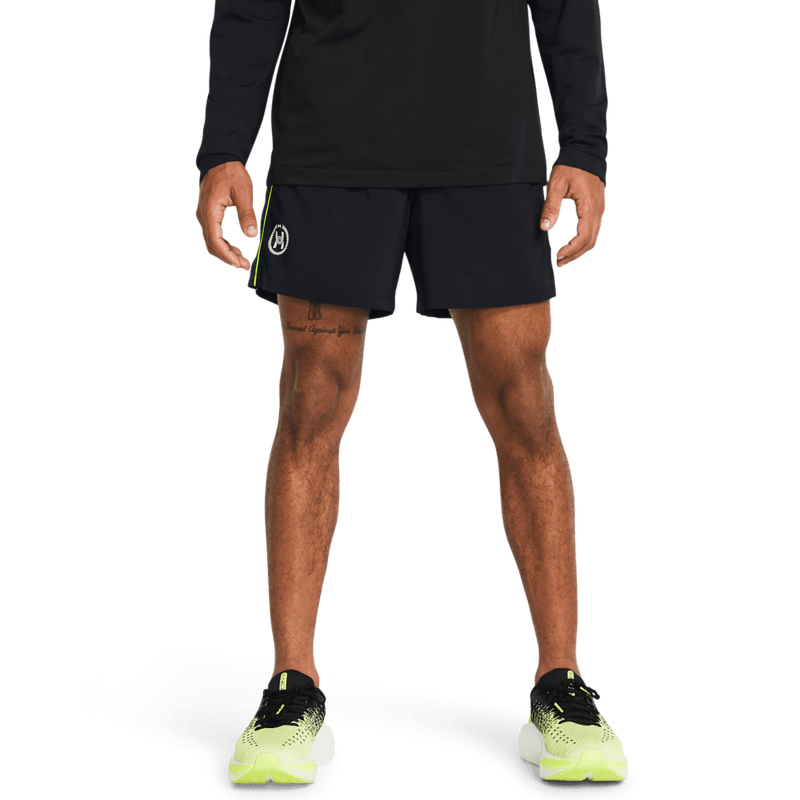Pantaloneta-under-armour-para-hombre-Ua-Run-Everywhere-Short-para-correr-color-negro.-Frente-Sobre-Modelo