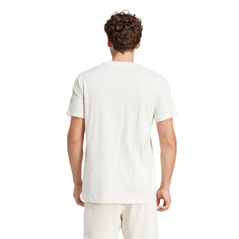Camiseta-Manga-Corta-adidas-para-hombre-M-3S-Sj-T-para-moda-color-blanco.-Reverso-Sobre-Modelo