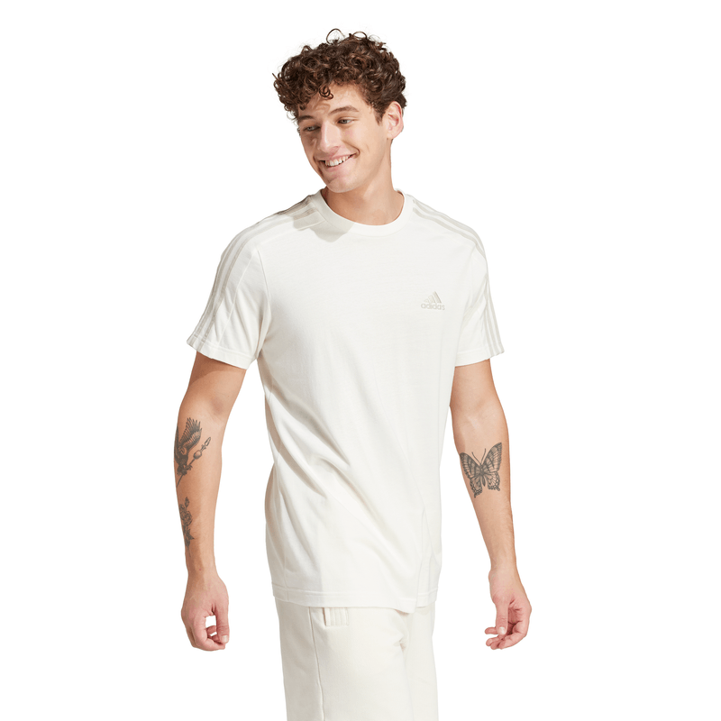Camiseta-Manga-Corta-adidas-para-hombre-M-3S-Sj-T-para-moda-color-blanco.-Modelo-En-Movimiento