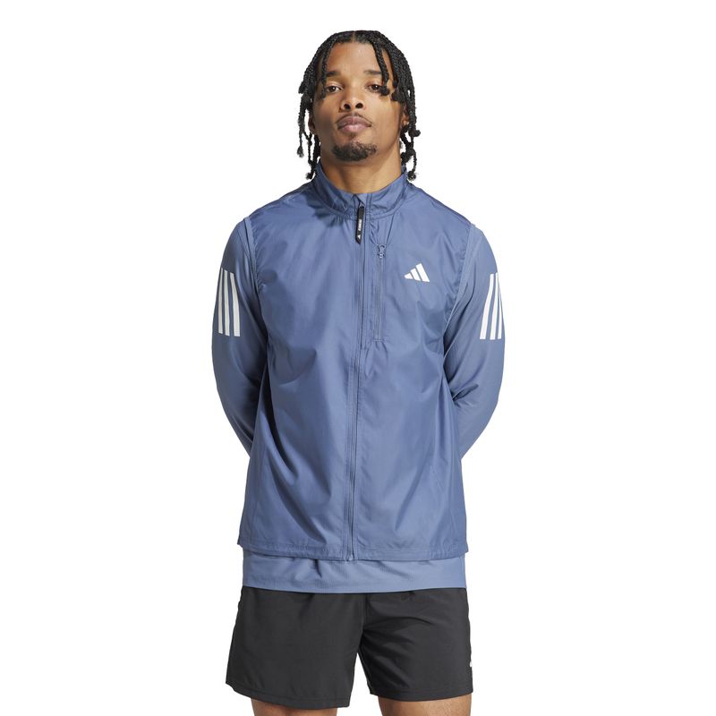 Chaleco-adidas-para-hombre-Otr-B-Vest-para-correr-color-azul.-Frente-Sobre-Modelo