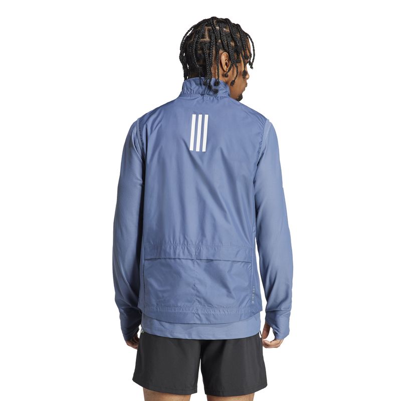 Chaleco-adidas-para-hombre-Otr-B-Vest-para-correr-color-azul.-Reverso-Sobre-Modelo