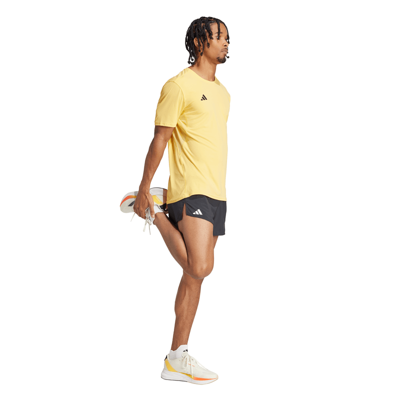 Pantaloneta-adidas-para-hombre-Adizero-E-Short-para-correr-color-negro.-Modelo-En-Movimiento