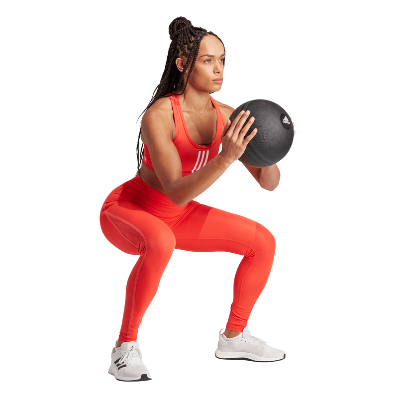 Top-adidas-para-mujer-Pwim-Ms-Mix-Bra-para-entrenamiento-color-rojo.-Modelo-En-Movimiento