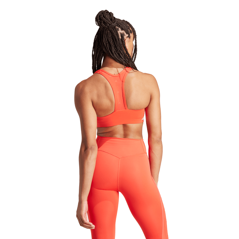 Top-adidas-para-mujer-Pwim-Ms-Mix-Bra-para-entrenamiento-color-rojo.-Reverso-Sobre-Modelo