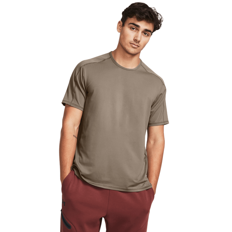 Camiseta-Manga-Corta-under-armour-para-hombre-Ua-Meridian-Ss-para-entrenamiento-color-cafe.-Frente-Sobre-Modelo