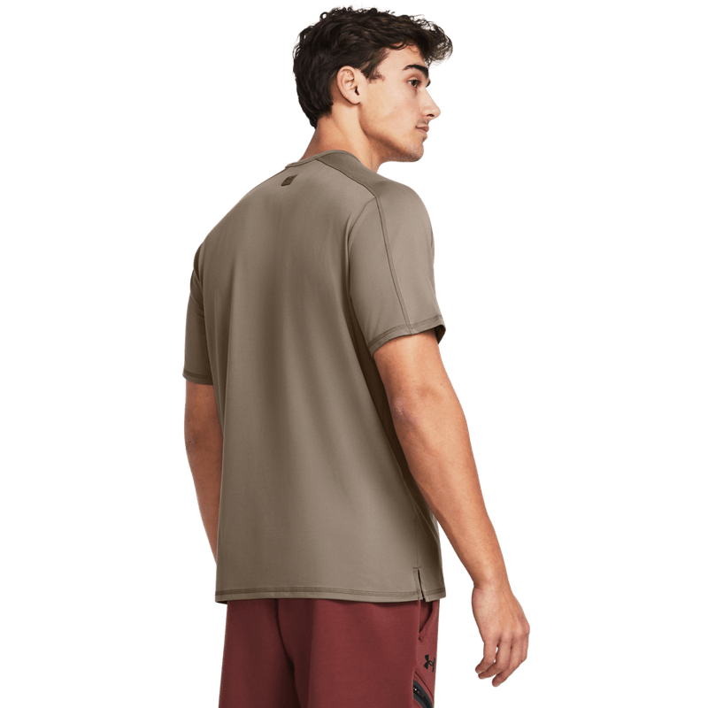 Camiseta-Manga-Corta-under-armour-para-hombre-Ua-Meridian-Ss-para-entrenamiento-color-cafe.-Reverso-Sobre-Modelo