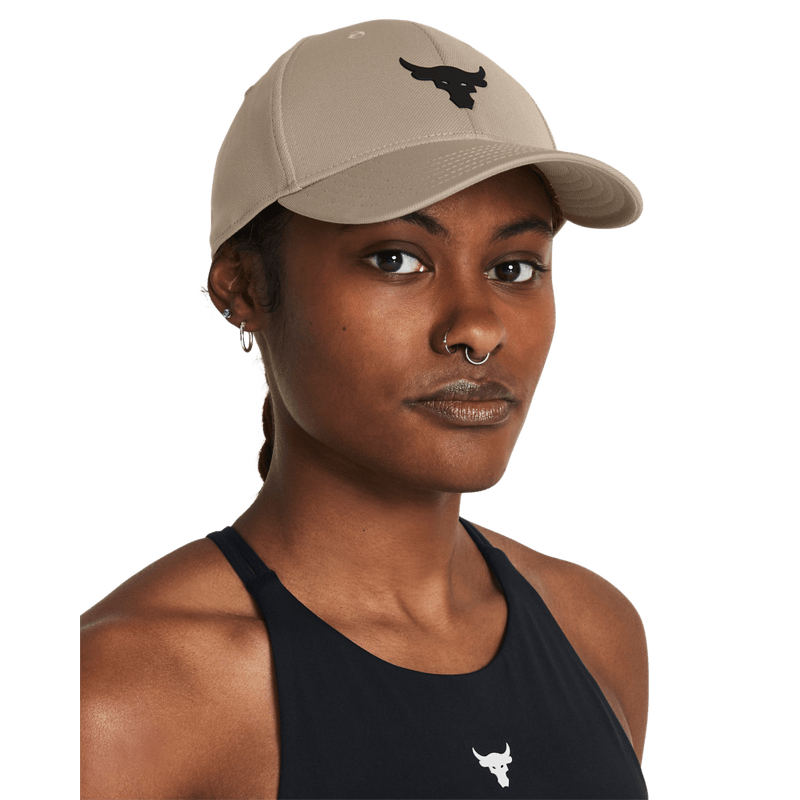 Gorra-under-armour-para-mujer-W-S-Project-Rock-Snapback-para-entrenamiento-color-gris.-Frente-Sobre-Modelo