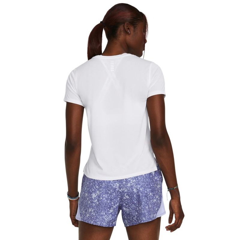 Camiseta-Manga-Corta-under-armour-para-mujer-Ua-Streaker-Ss-para-correr-color-blanco.-Reverso-Sobre-Modelo
