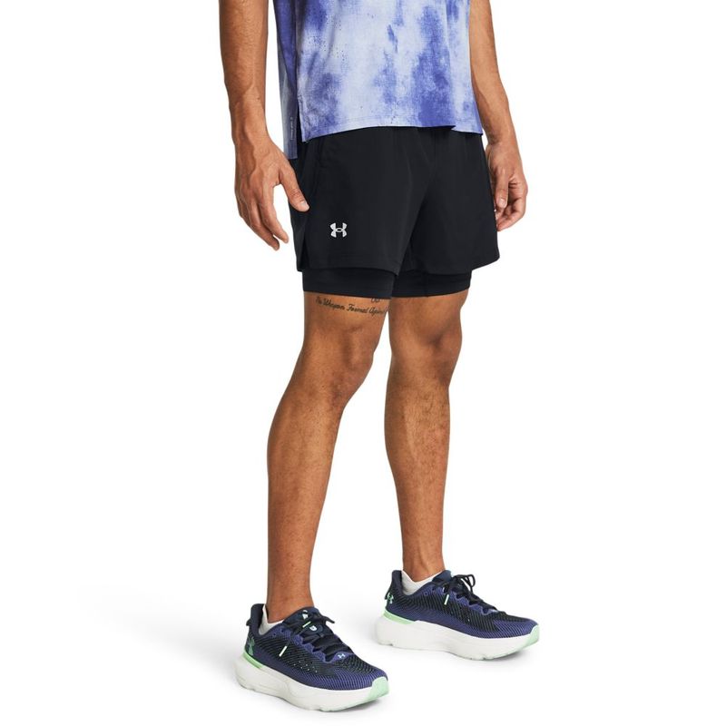 Pantaloneta-under-armour-para-hombre-Ua-Launch-5--2-In-1-Short-para-correr-color-negro.-Frente-Sobre-Modelo