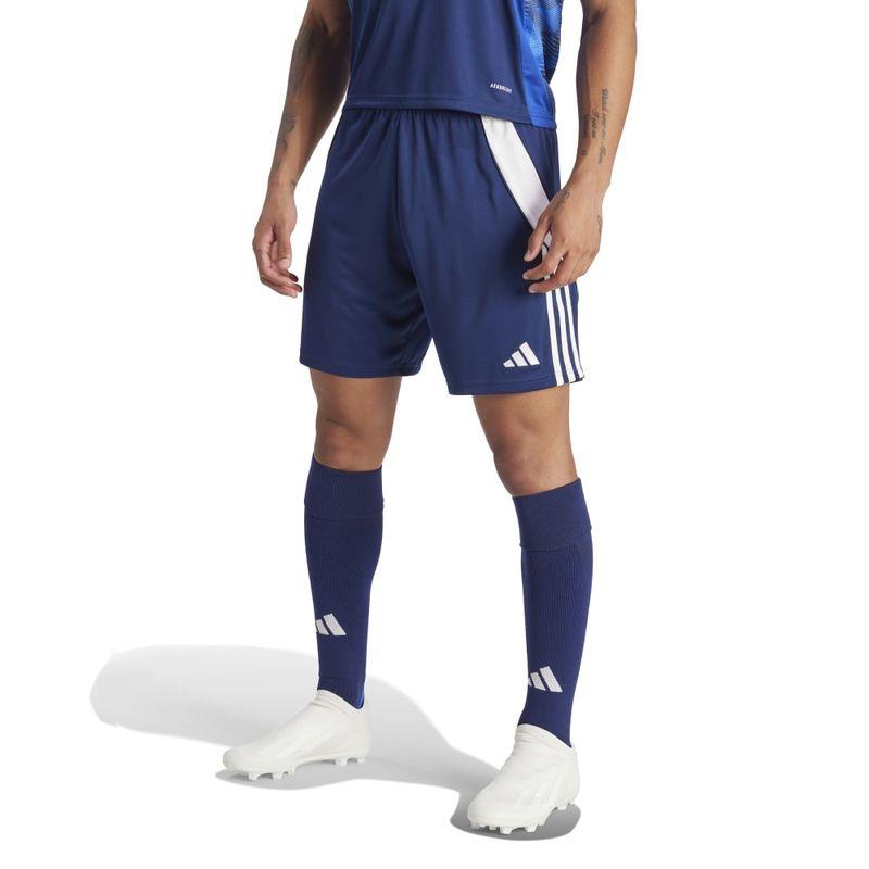 Pantaloneta-adidas-para-hombre-Tiro24-Sho-para-futbol-color-azul.-Frente-Sobre-Modelo