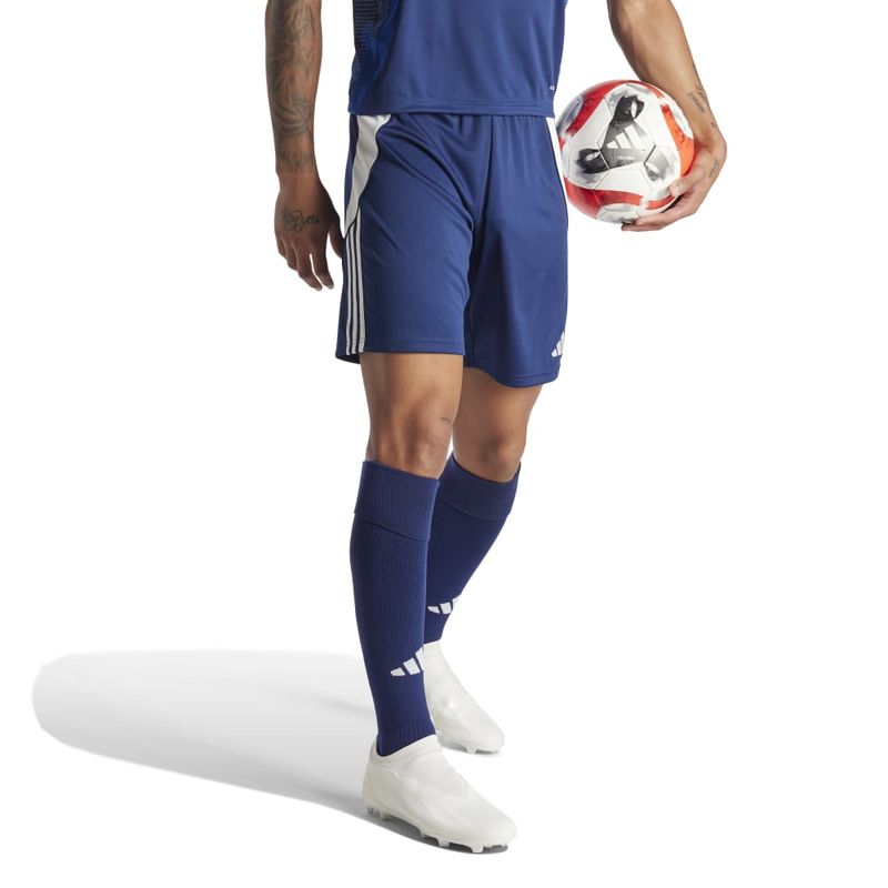 Pantaloneta-adidas-para-hombre-Tiro24-Sho-para-futbol-color-azul.-Modelo-En-Movimiento