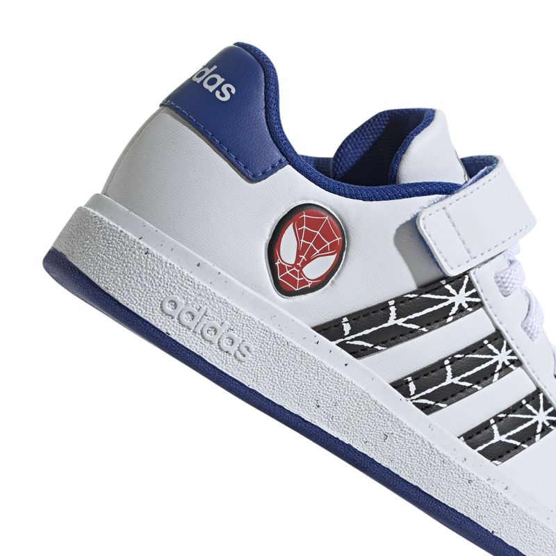 Tenis-adidas-para-niño-Grand-Court-Spider-Man-El-K-para-moda-color-blanco.-Detalle-2