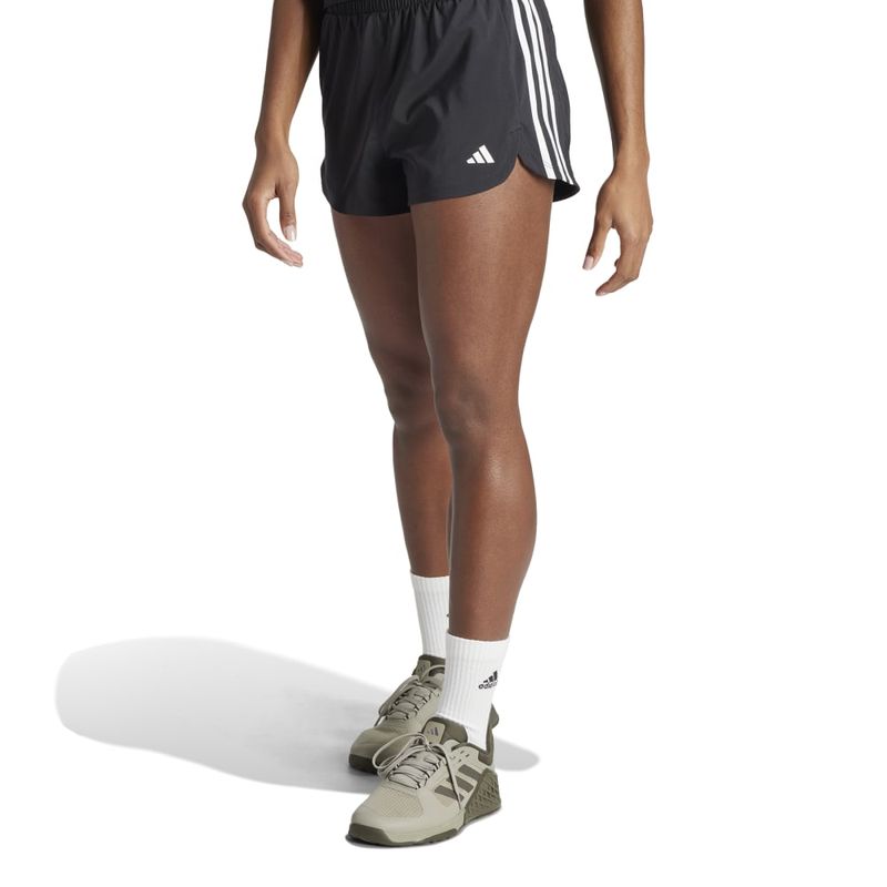 Pantaloneta-adidas-para-mujer-Pacer-Wvn-High-para-entrenamiento-color-negro.-Zoom-Frontal-Sobre-Modelo