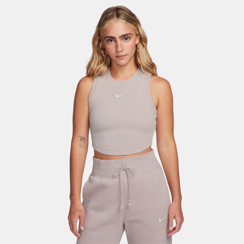 Camiseta-Manga-Sisa-nike-para-mujer-W-Nsw-Essntl-Rib-Crp-Tank-para-moda-color-morado.-Frente-Sobre-Modelo