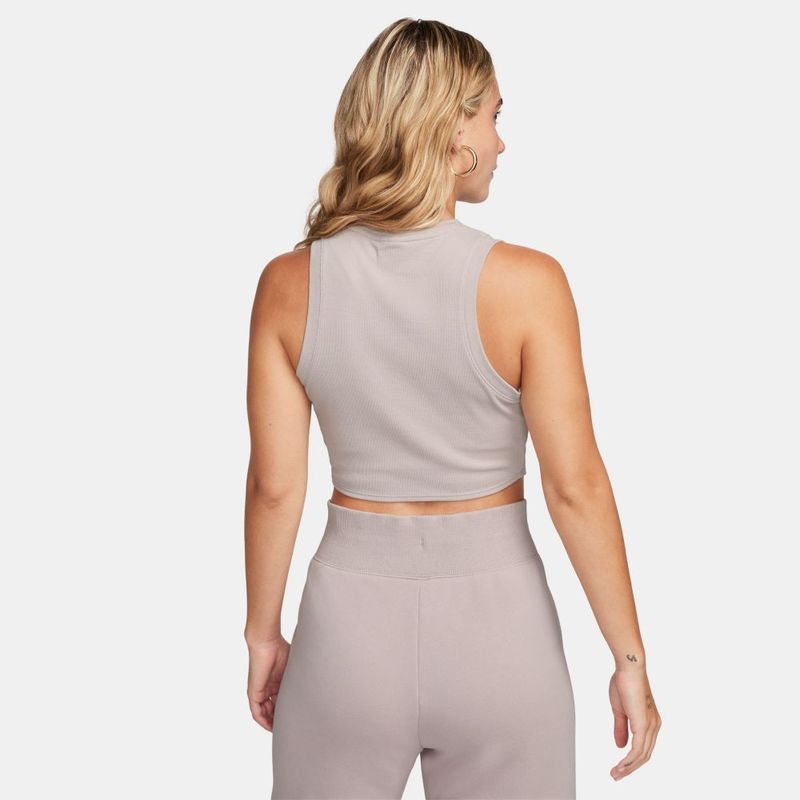 Camiseta-Manga-Sisa-nike-para-mujer-W-Nsw-Essntl-Rib-Crp-Tank-para-moda-color-morado.-Reverso-Sobre-Modelo