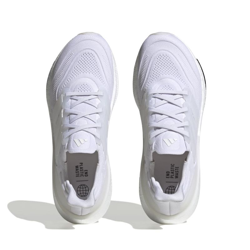 Tenis-adidas-unisex-Ultraboost-Light-para-correr-color-blanco.-Capellada