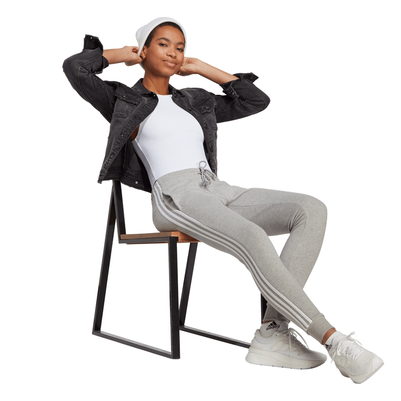 Pantalon-adidas-para-mujer-W-3S-Ft-Cf-Pt-para-moda-color-gris.-Modelo-En-Movimiento