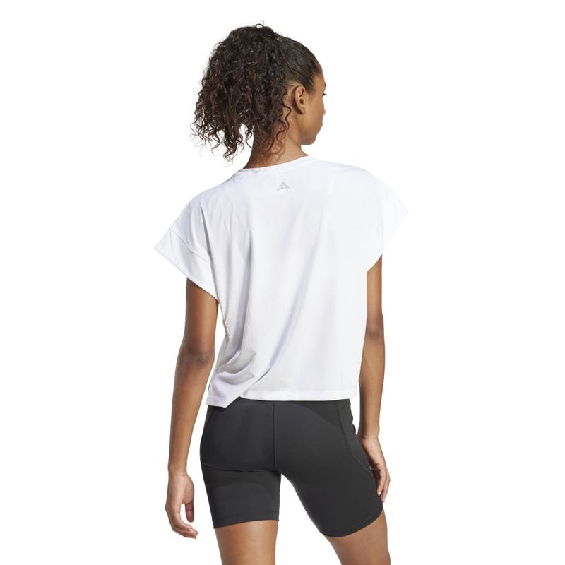 Camiseta-Manga-Corta-adidas-para-mujer-Studio-T-Shirt-para-entrenamiento-color-blanco.-Reverso-Sobre-Modelo
