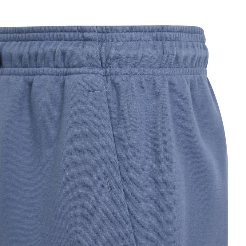 Pantaloneta-adidas-para-niño-U-Fi-Logo-Sh-para-moda-color-azul.-Reverso-Sobre-Modelo