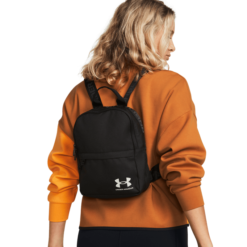 Morral-under-armour-unisex-Loudon-Mini-Backpack-para-entrenamiento-color-negro.-Frente-Sobre-Modelo