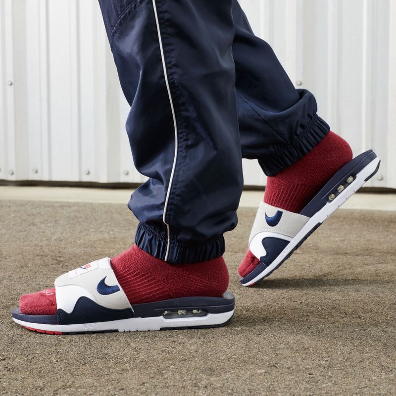 Tenis-nike-para-hombre-Nike-Air-Max-1-Slide-para-moda-color-blanco.-Vista-Lateral-Sobre-Modelo