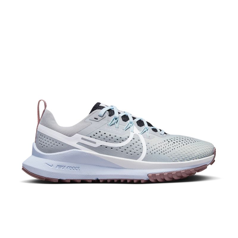 Tenis-nike-para-mujer-W-Nike-React-Pegasus-Trail-4-para-correr-color-gris.-Lateral-Externa-Derecha