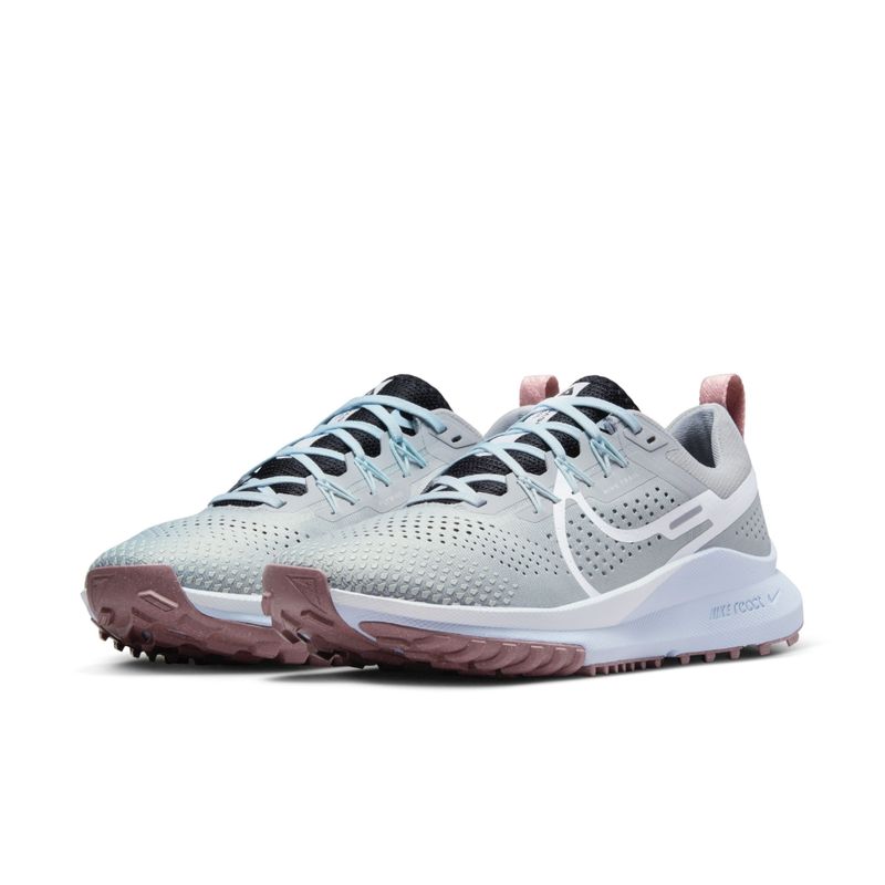 Tenis-nike-para-mujer-W-Nike-React-Pegasus-Trail-4-para-correr-color-gris.-Par-Alineados