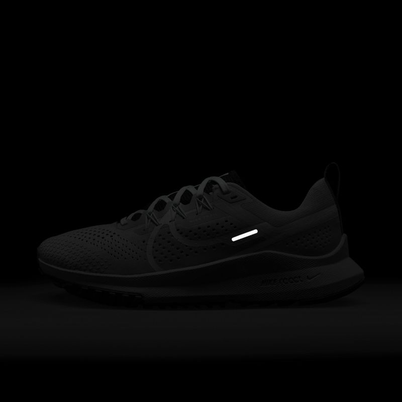 Tenis-nike-para-mujer-W-Nike-React-Pegasus-Trail-4-para-correr-color-gris.-Reflectores-Laterales