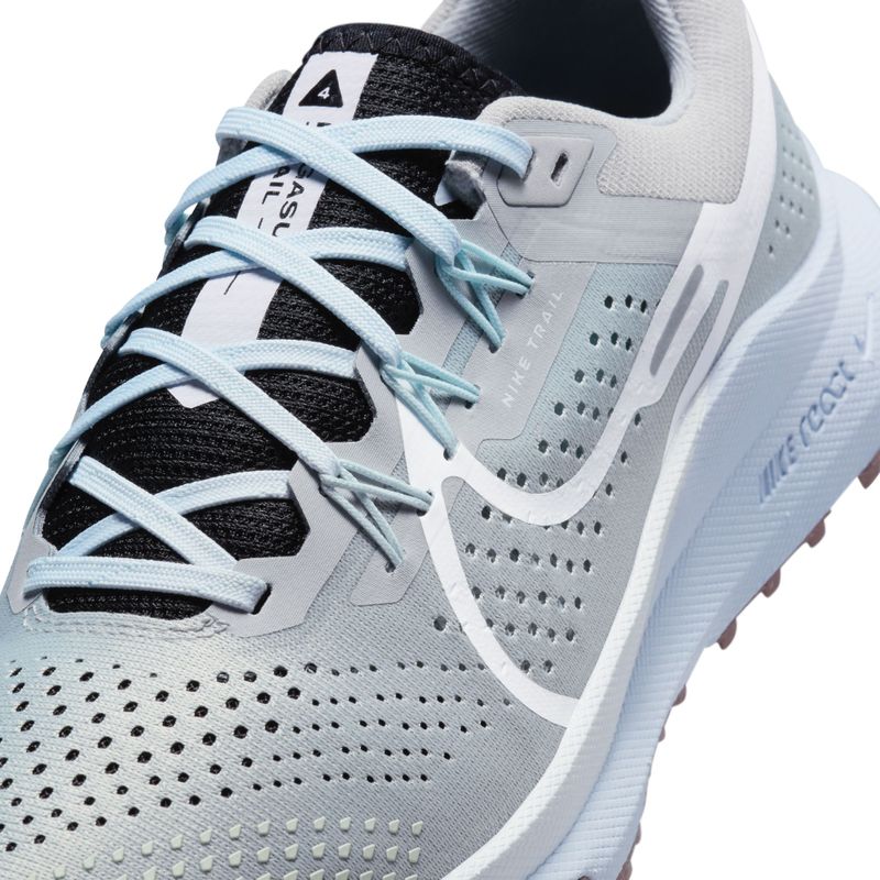 Tenis-nike-para-mujer-W-Nike-React-Pegasus-Trail-4-para-correr-color-gris.-Detalle-1