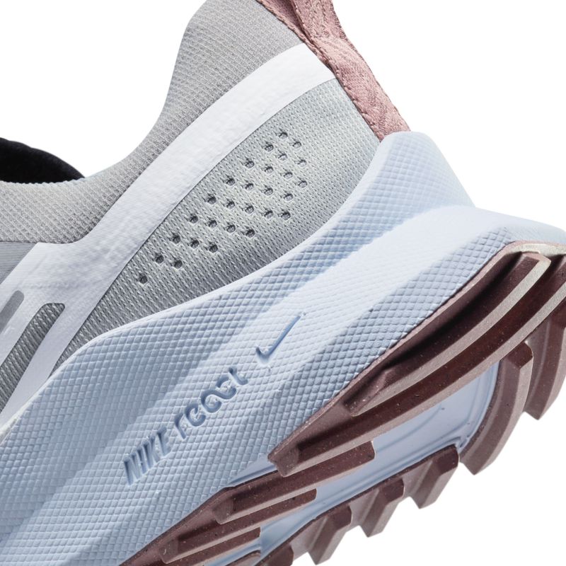 Tenis-nike-para-mujer-W-Nike-React-Pegasus-Trail-4-para-correr-color-gris.-Detalle-2