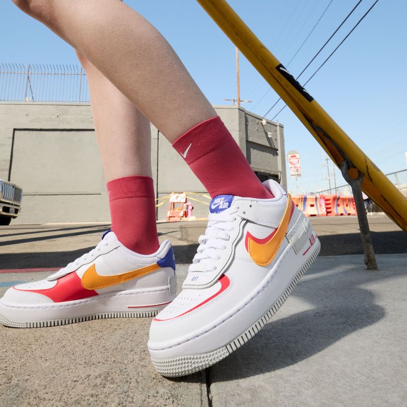 Tenis-nike-para-mujer-W-Af1-Shadow-para-moda-color-blanco.-Vista-Lateral-Sobre-Modelo